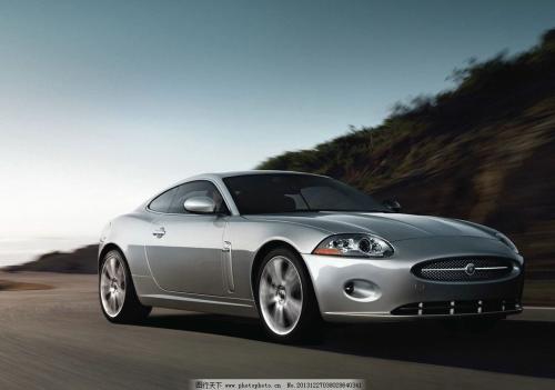 在EV搖晃中繪制的激進捷豹轎車