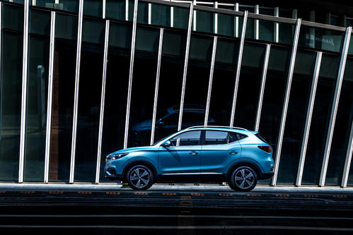 名爵EZS在外觀上基本延續了燃油版車型設計 采用了滿天星進氣格柵設計