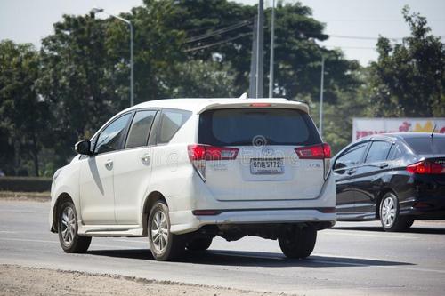 InnovaCrysta現在可提供新的象牙色皮革內飾