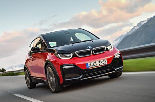 BMWi3s以及成排的帶引線的電動汽車數百個