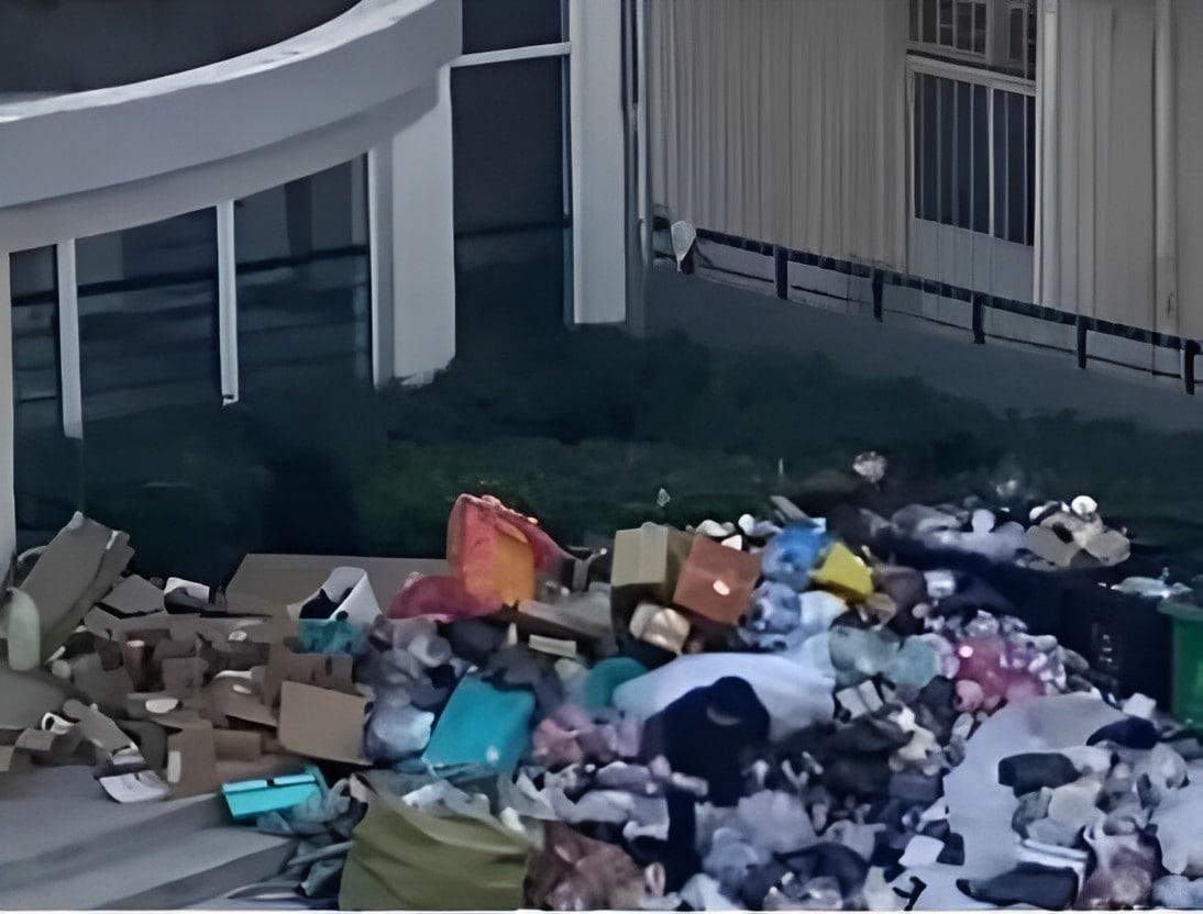 學校查寢男生宿舍外垃圾堆成山
