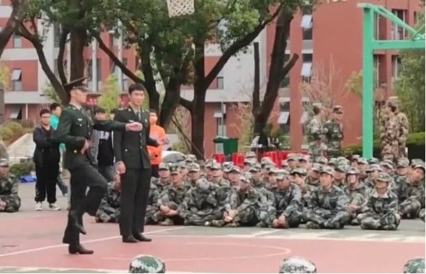男子三軍儀仗隊退役復學 踢正步驚艷