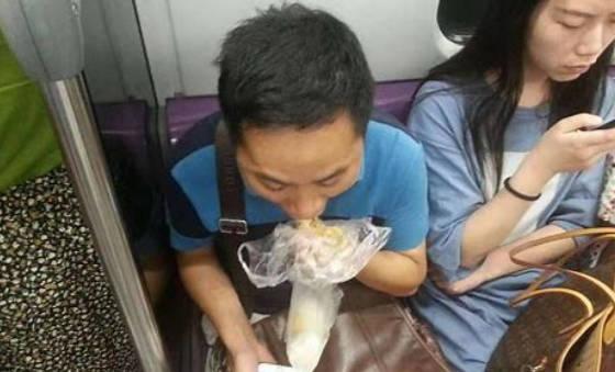 男子在車內飲食違反防疫規定被罰