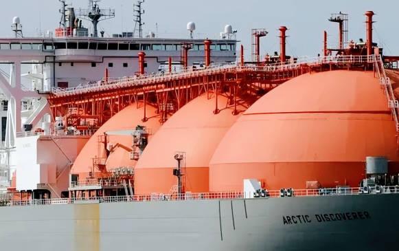 港口“再氣化”能力不足，數十艘液化天然氣船在西班牙排隊等卸貨