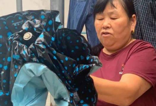 女環衛工6年撿180多把棄傘送路人