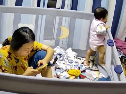 父母玩手機10個月寶寶兩邊刷存在感