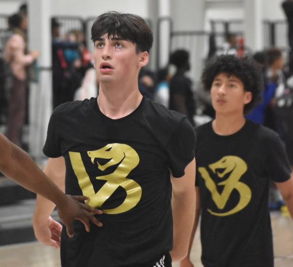 奧里利亞籃球明星努力獲得大學獎學金