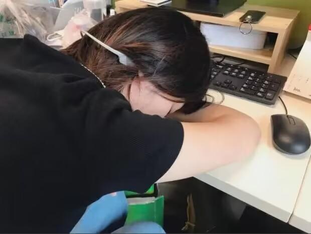 杭州一公司發布禁止趴桌午睡通知