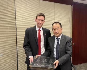 美典當店老板將二戰相冊捐給中領館