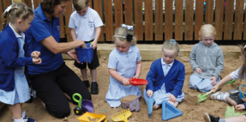 開發(fā)商向小學(xué)捐贈新游樂區(qū)