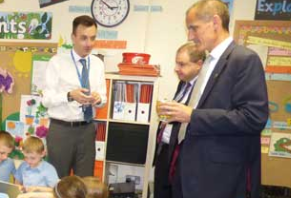 Sefton小學的學生在當地議員的訪問中表現出對健康飲食的興趣