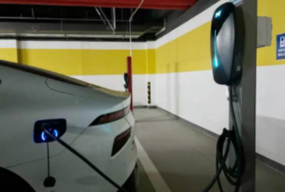 電動車主困在冬天里：續航里程腰斬，凌晨3點起床苦等充電