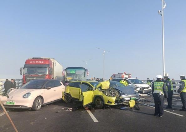 現場：鄭新黃河大橋因大霧多車相撞