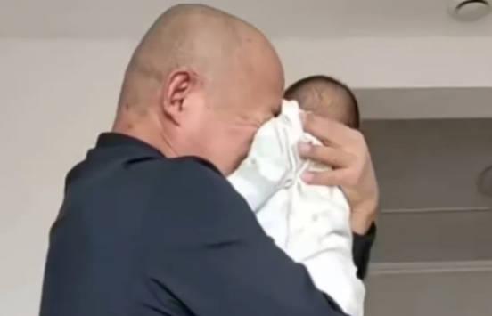 爺爺第1次見8個月的孫子哭紅眼眶