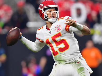 酋長隊四分衛帕特里克馬霍姆斯創造了 NFL 單賽季進攻碼數最多的紀錄