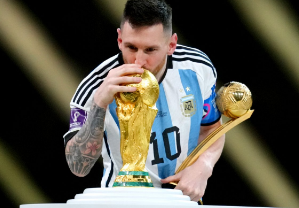 運(yùn)動的C羅對梅西帶領(lǐng)阿根廷贏得2022年世界杯的反應(yīng) 