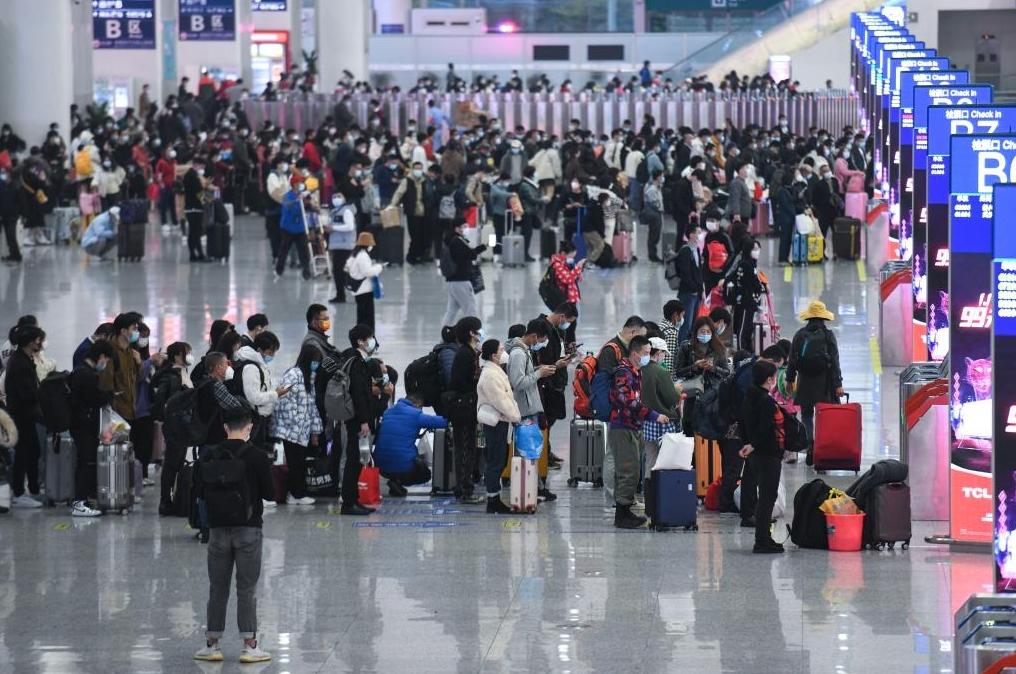 務工媽媽躺火車座下7小時返鄉過年