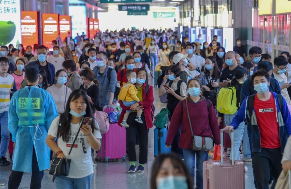 農民工1人占6個行李架位被懟