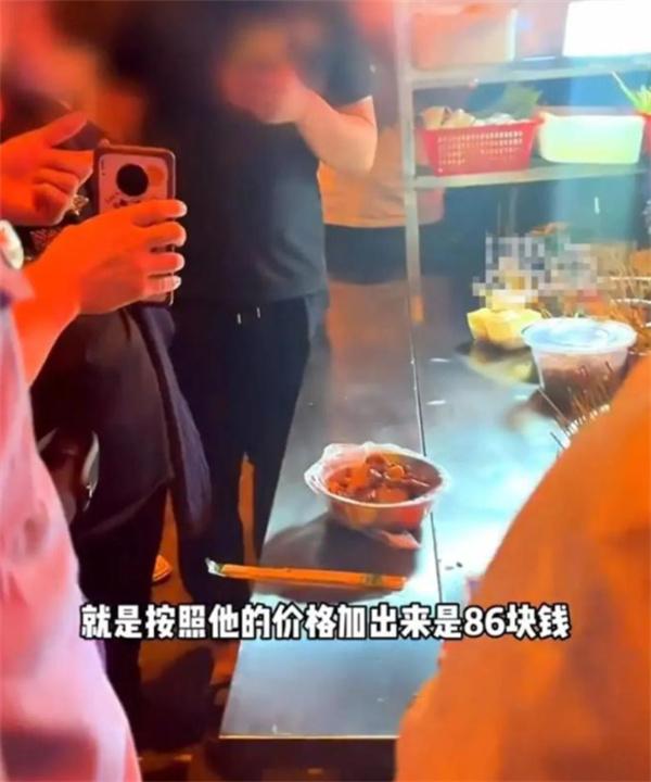 游客路邊吃麻辣燙被收86元！當(dāng)?shù)鼐交貞?yīng)：我們是依法行事的！