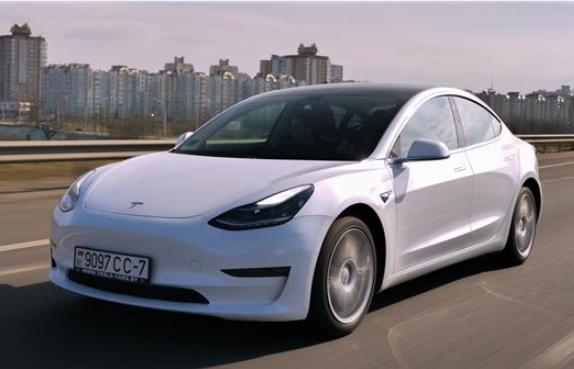 五一假期前最后一個(gè)工作日，多地出城大片上演，道路擁堵嚴(yán)重