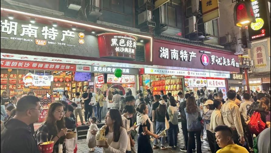 長沙排隊實況：景點隊伍排到隔壁景區 實況曝光