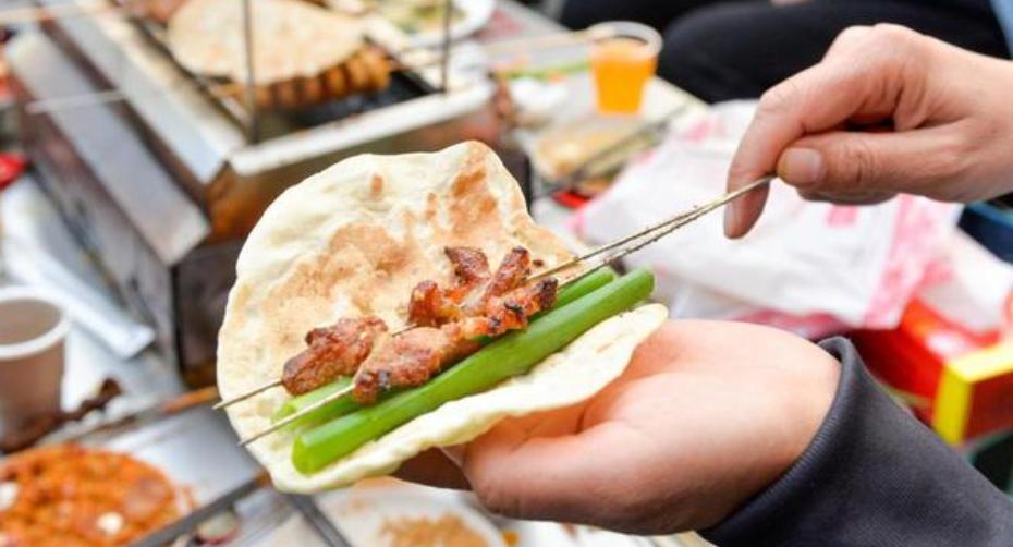 五一期間淄博燒烤火爆，眾游客展現溫暖互助精神