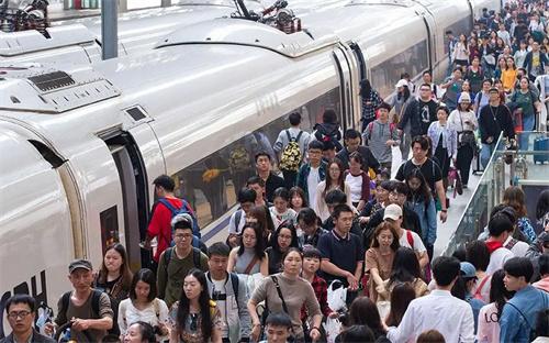 全國(guó)鐵路今日迎來(lái)返程高峰，預(yù)計(jì)發(fā)送旅客1935萬(wàn)人次