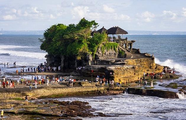中國兩名年輕游客在巴厘島酒店內離奇身亡，警方調查中