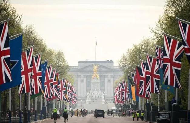 國王的金球遭遇尷尬：查爾斯加冕禮受天時與經濟困境雙重打擊