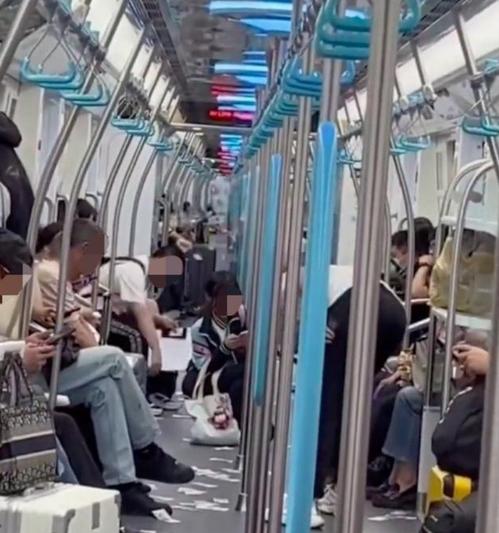 男子地鐵車廂拋撒人民幣引發關注，地鐵客服回應并立即上報相關部門
