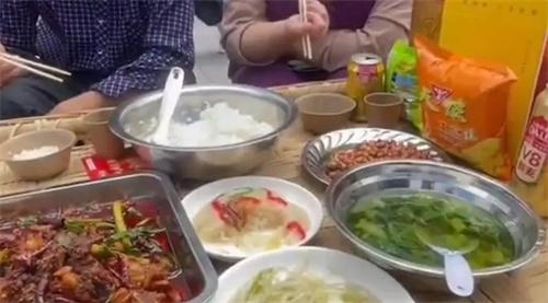 云南大理三月街長街宴售票價格引爭議，旅游市場需合理規范