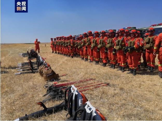 內蒙古呼倫貝爾發生草原火災，應急部門全力堵截火勢