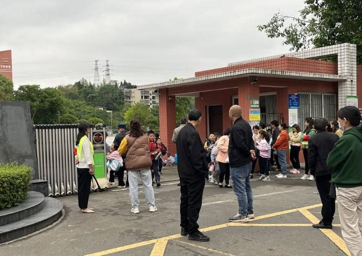 井研縣學校家長輪流執勤引發爭議：關注校園安全還是過分捆綁家長？