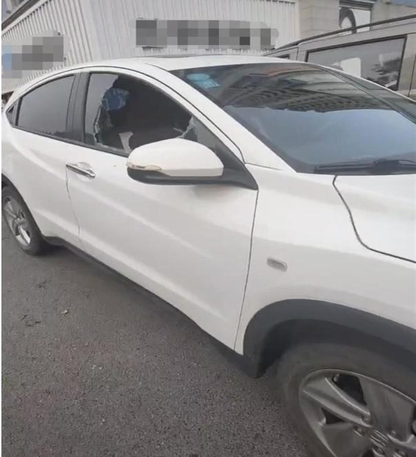 長春春城大街附近多輛車被砸，警方已介入調查