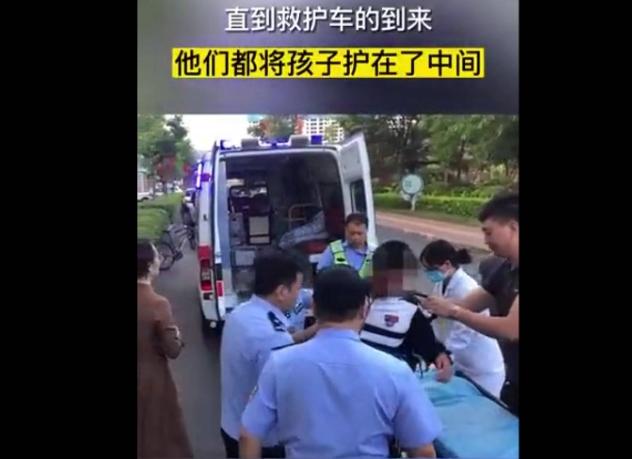 警察眾志成城，救援學生摔傷，感人一幕讓人動容