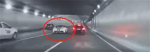 上海4車野蠻變道、高速競(jìng)速，警方已拘留涉事人員