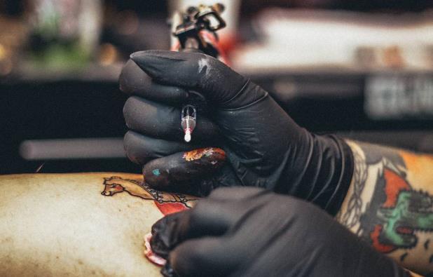 廣東東莞一電子公司老板發現待入職員工文身引發爭議，公司回應洗文身后仍歡迎入職