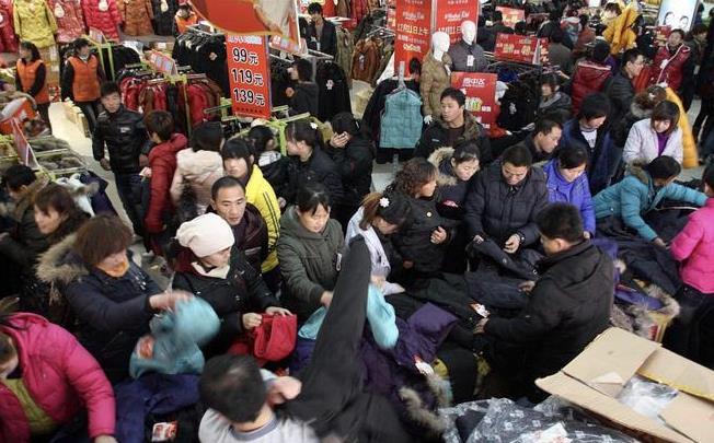 食博會展臺商品遭哄搶，商家澄清：非免費發放，主要受哄搶的是零食展臺