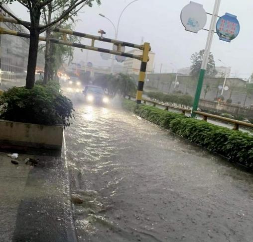 桂林市突降大雨，多路段積水，小學和幼兒園停課半天