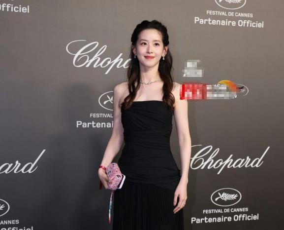 章澤天亮相戛納晚宴：纖細(xì)身材盡顯氣質(zhì)，近照引發(fā)網(wǎng)友指她與陳都靈撞臉