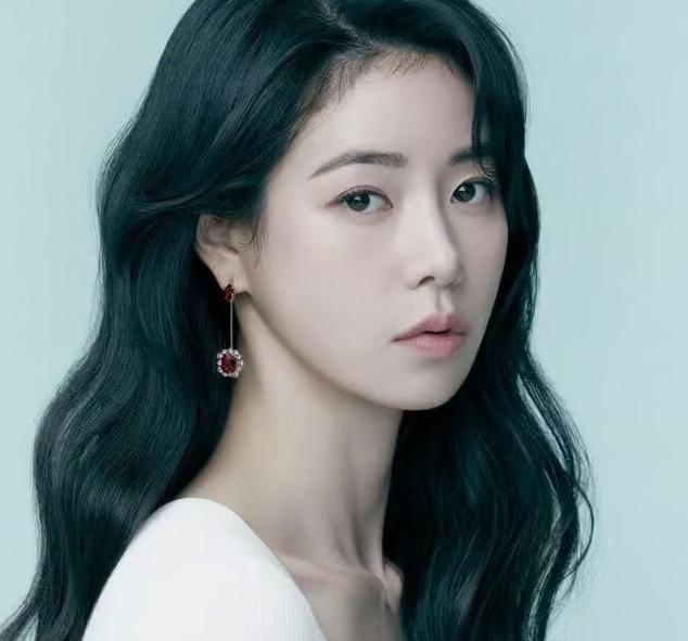 抖音美妝博主變身韓劇反派“妍珍”，走上韓國街頭引發熱潮