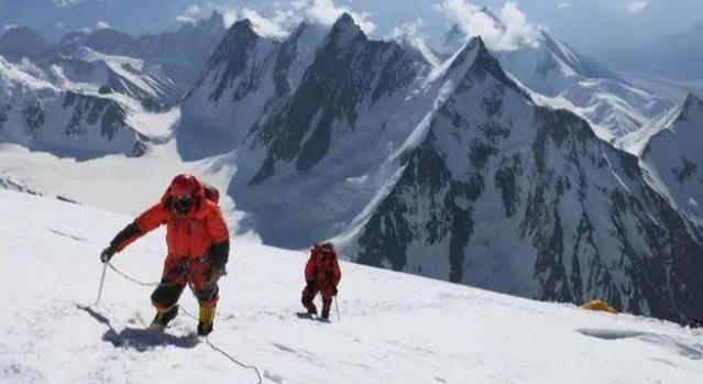 湖南省登山隊隊員放棄登頂珠峰救人，被救者只愿承擔40%救援費用，引發深思
