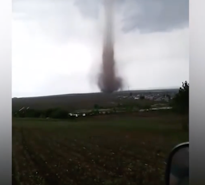 牡丹江遭龍卷風襲擊，長龍連天地，周邊鄉鎮遭冰雹天氣