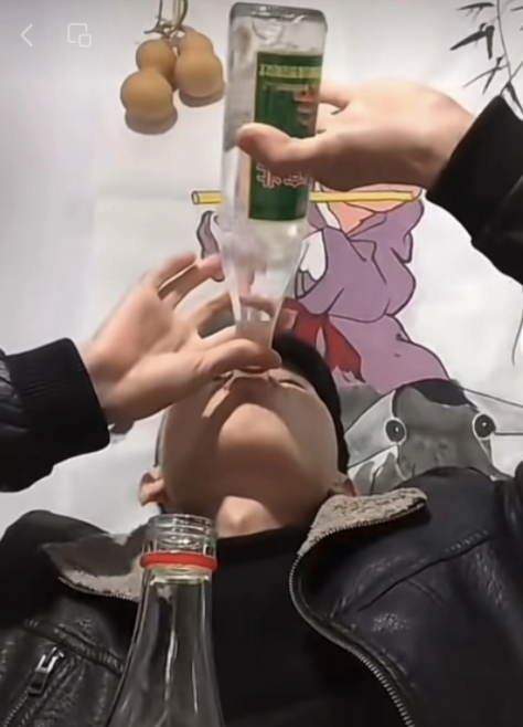 網(wǎng)紅“中原黃哥”過(guò)量喝酒悲劇，引發(fā)關(guān)注與反思