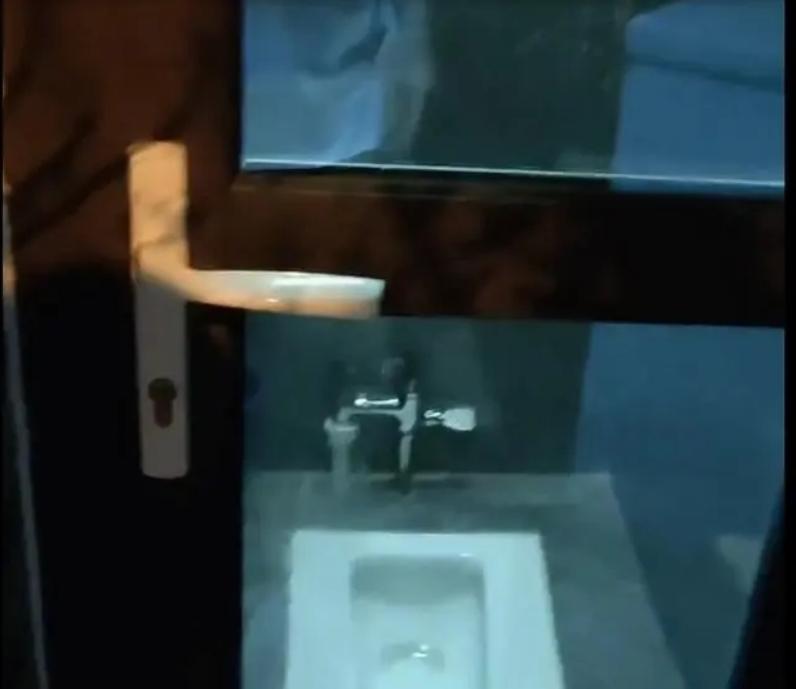 山西太原汾河濕地公園公廁門透明引關注，公園領導介入調查