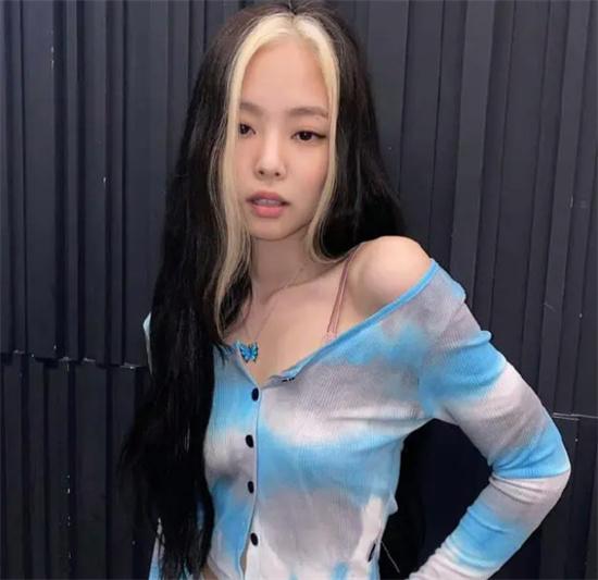 Jennie身體不適退場引發(fā)關(guān)注，BLACKPINK粉絲擔(dān)心她的健康