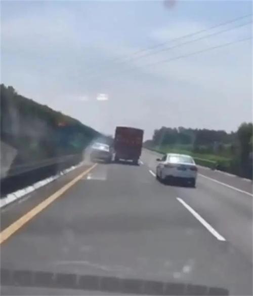危險別車引發連環碰撞！河南新陽高速驚險事故曝光，警方追捕肇事司機！