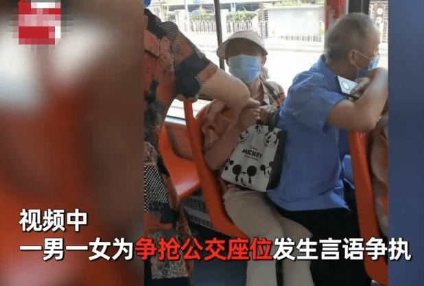 太原公交爭座引發尷尬一幕，男子直接坐女子腿上