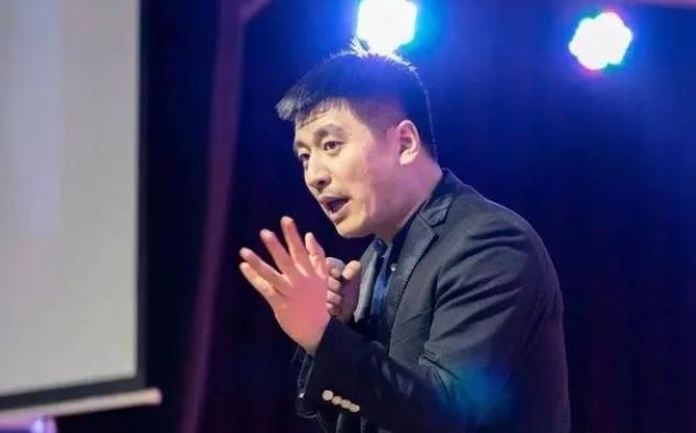 張雪峰發(fā)表言論引發(fā)爭議，突然收到來自高校院長的郵件，事件進一步升級