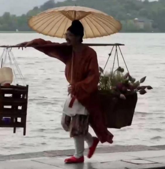 漢服賣花郎陳喜悅在西湖邊送花，引發市民關注